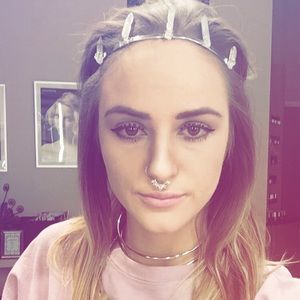 Meet your Posher, Jillian 👋🏼👠👗👢👖👒👛👜👡🕶👘